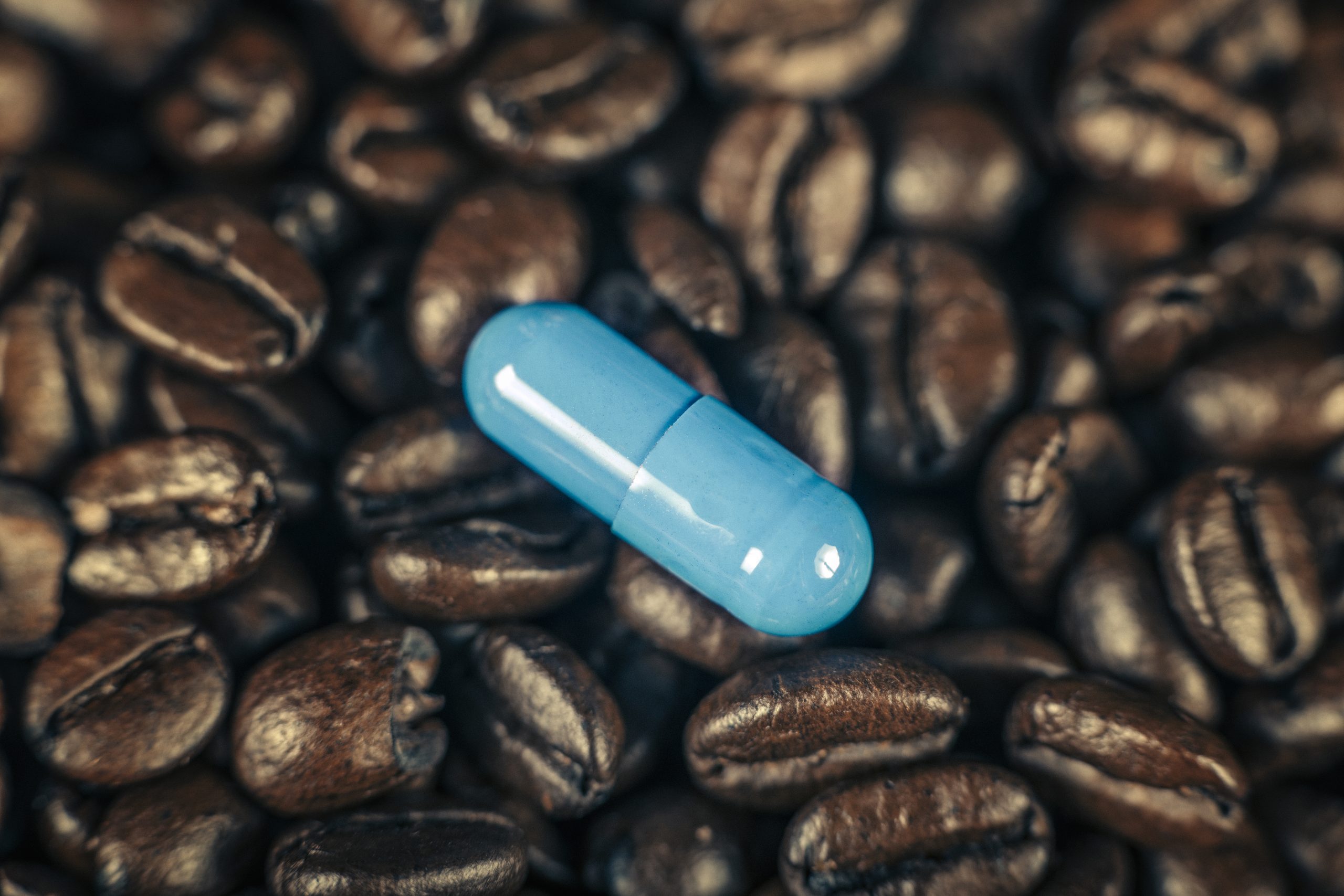 Pílula de cafeína. Pode ser utilizada como suplemento para auxiliar no desempenho esportivo e cognitivo.