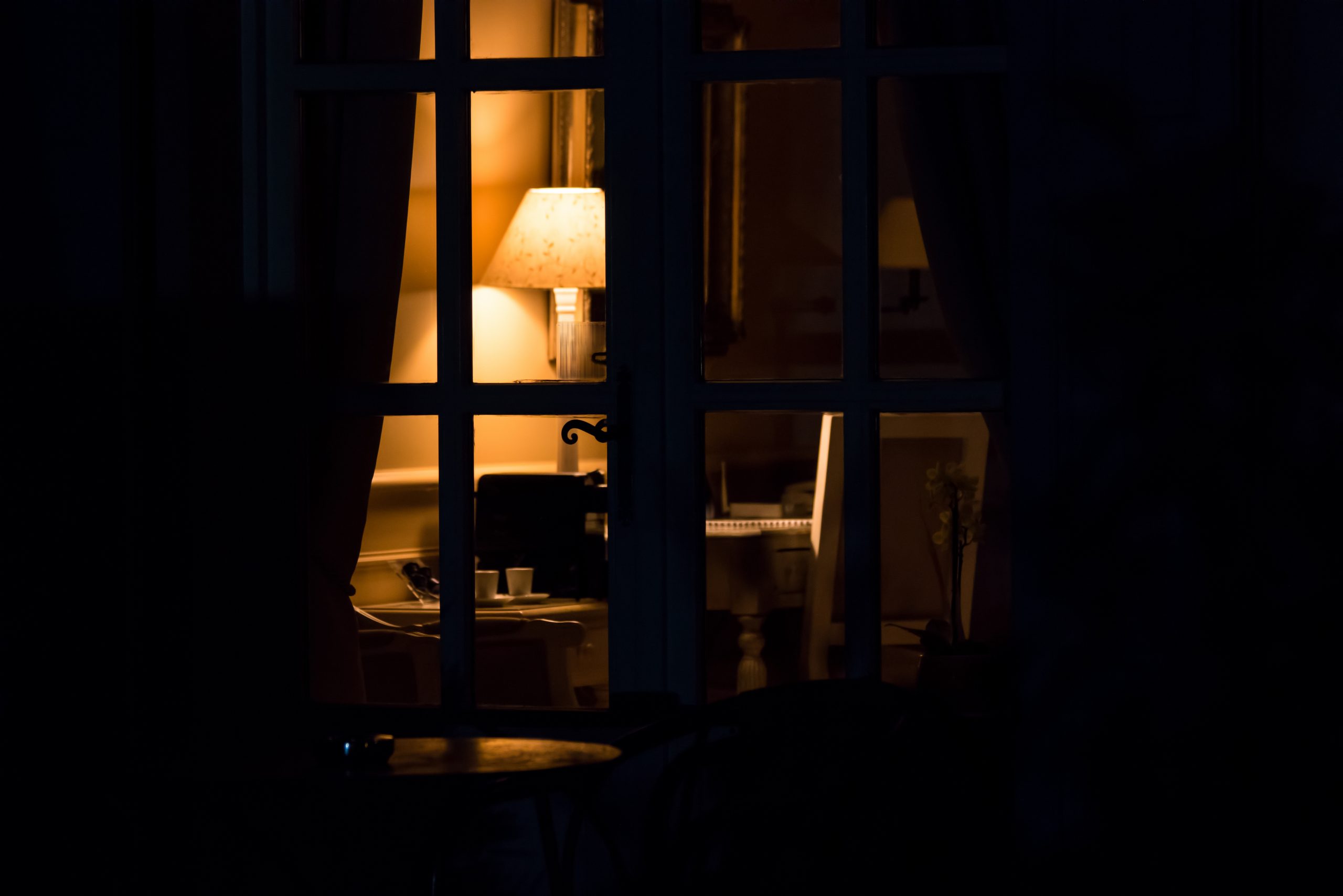 Dormir de luz acesa pode auxiliar no desenvolvimento da obesidade.