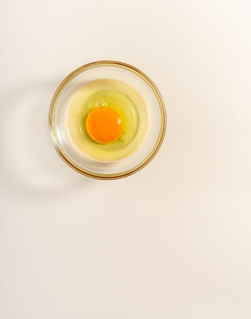Comer ovo cru para ganho de massa muscular.
