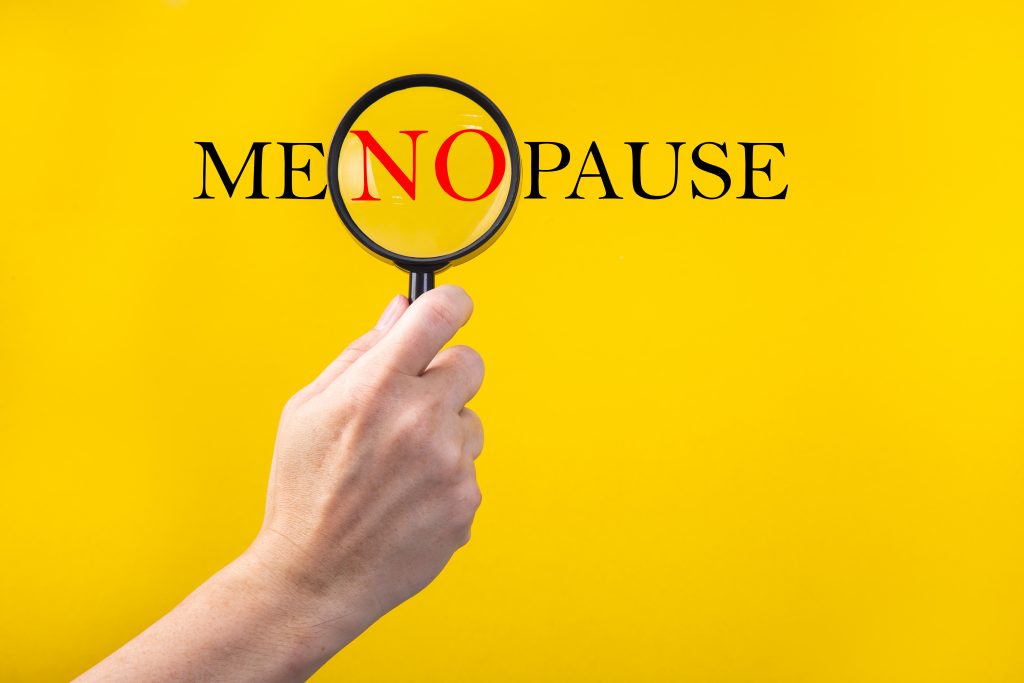 Terapia de reposição hormonal (TRH) na menopausa pode auxiliar no manejo das alterações.