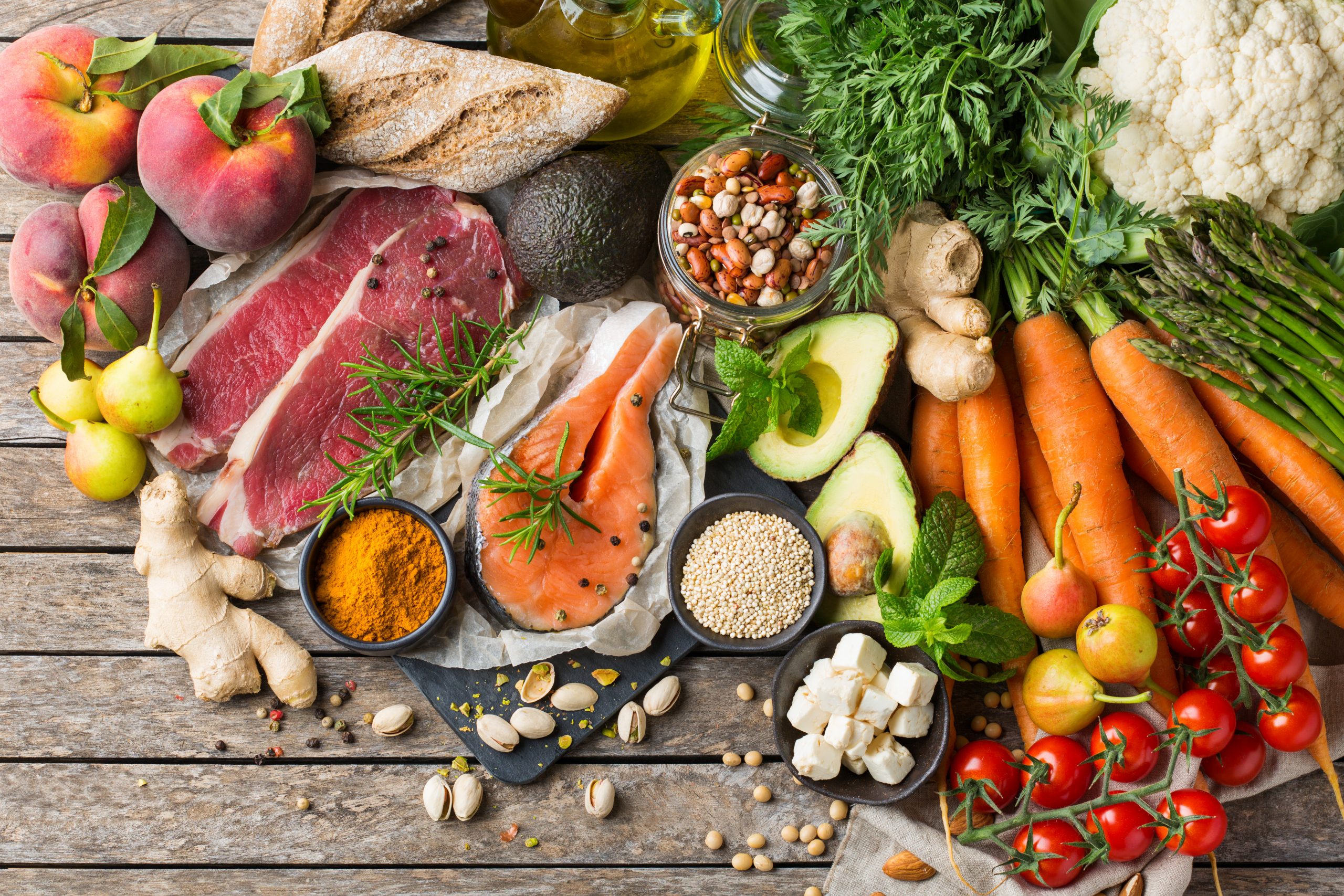 Imgaem de alimentos posicionados em uma mesa que se interpreta: Uma dieta balanceada é fundamental para promover a saúde e a qualidade dos cabelos.