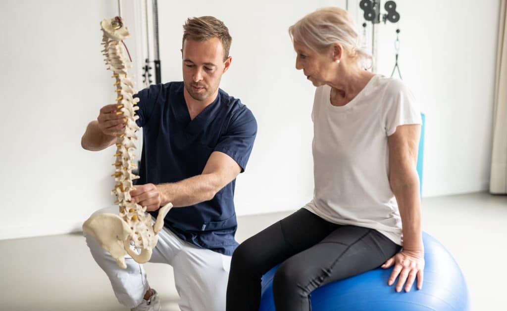 Causas da Osteoporose: destaca-se a osteoporose pós-menopausa como a mais comum.