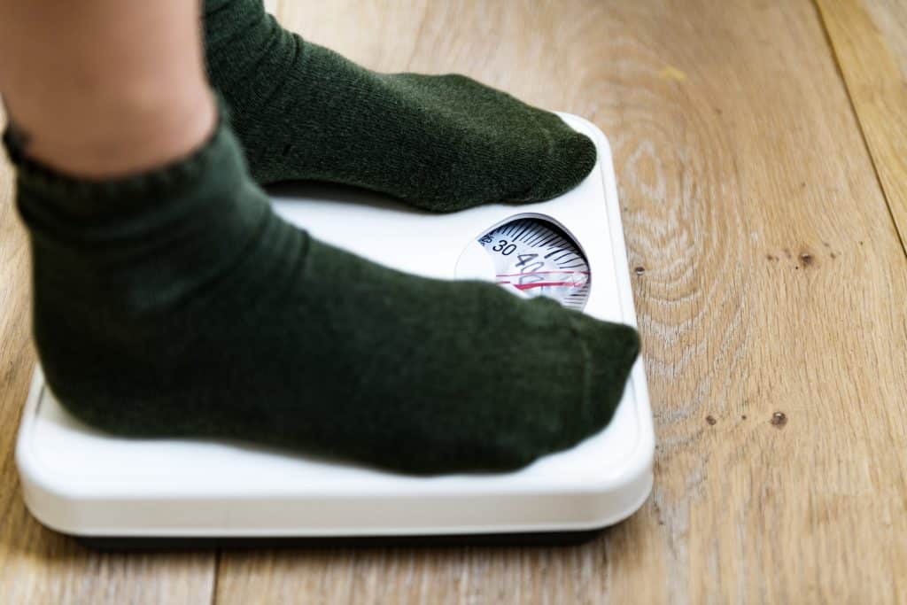 o controle sustentado do peso corporal em indivíduos com obesidade melhora o status de risco cardiometabólico.