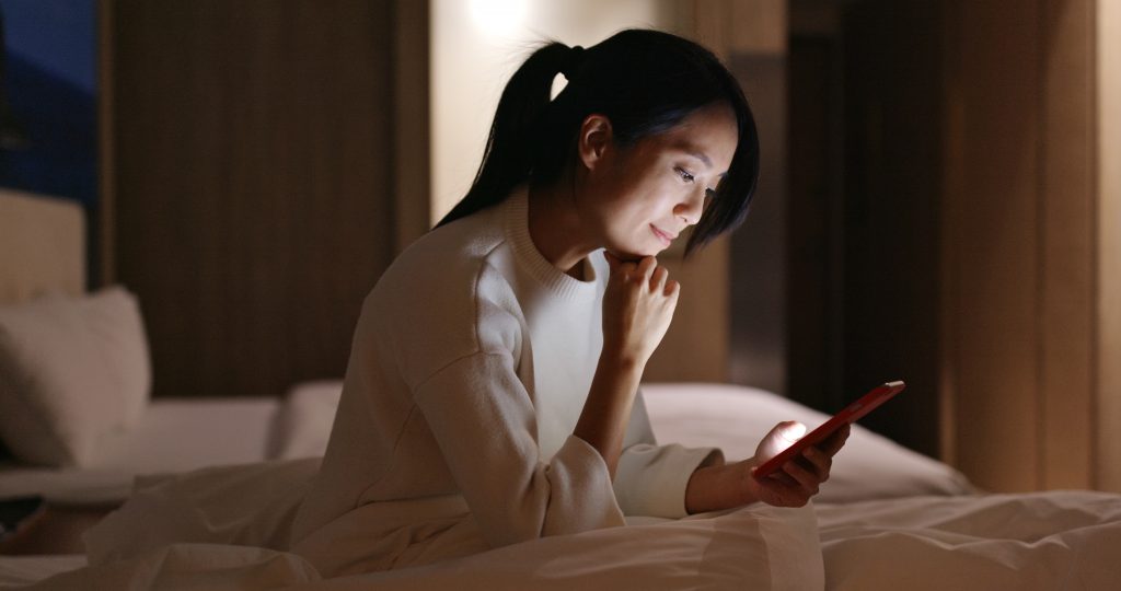 Usar o celular a noite pode levar a piora da pele