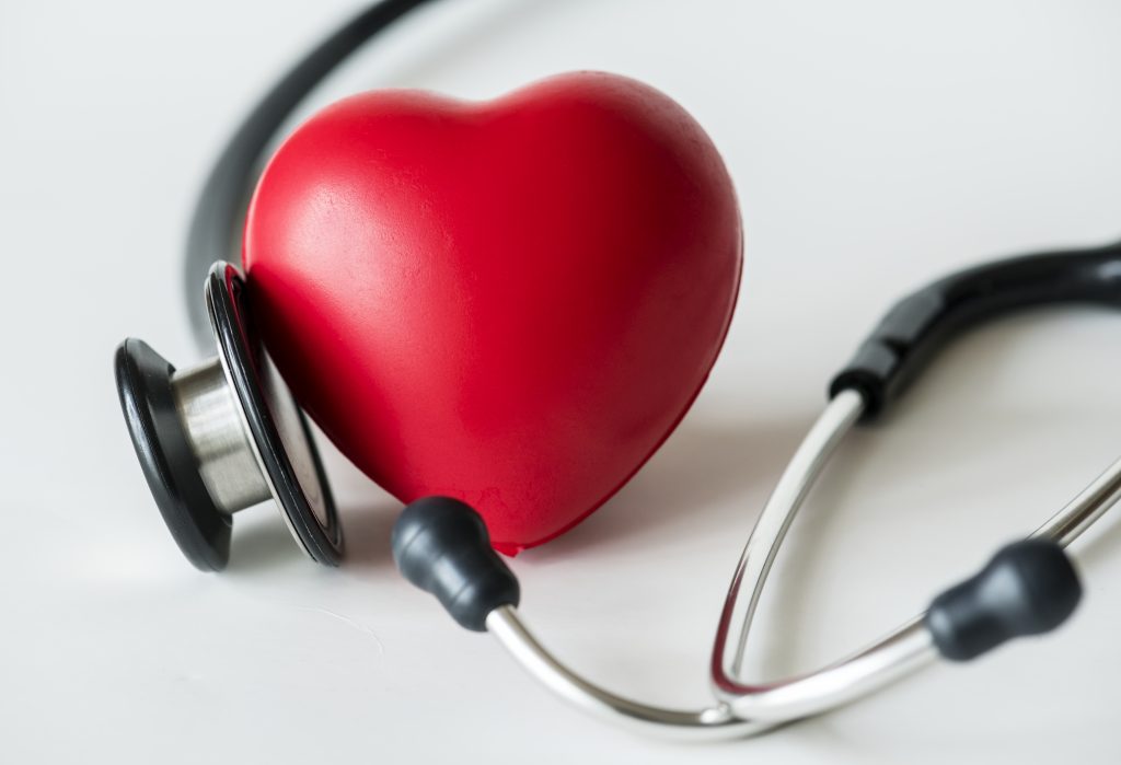 A estratificação de risco cardiovascular envolve uma abordagem integrativa, focada no tratamento simultâneo de diversos fatores de risco modificáveis.