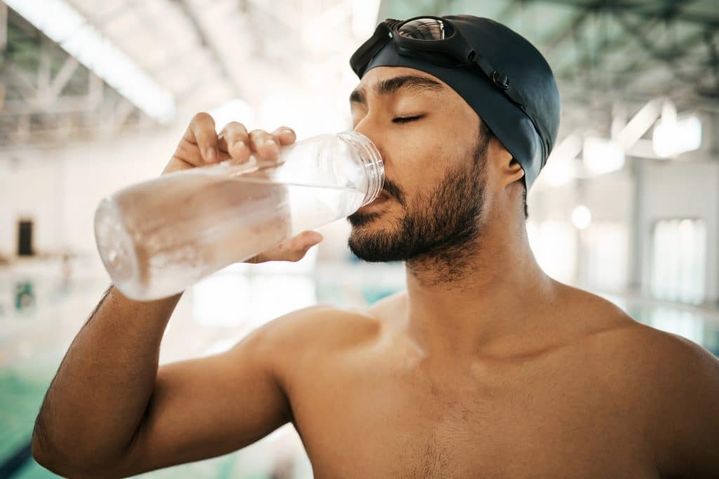 Durante a prática de exercícios, a perda de água corporal aumenta a tensão fisiológica e perceptiva.