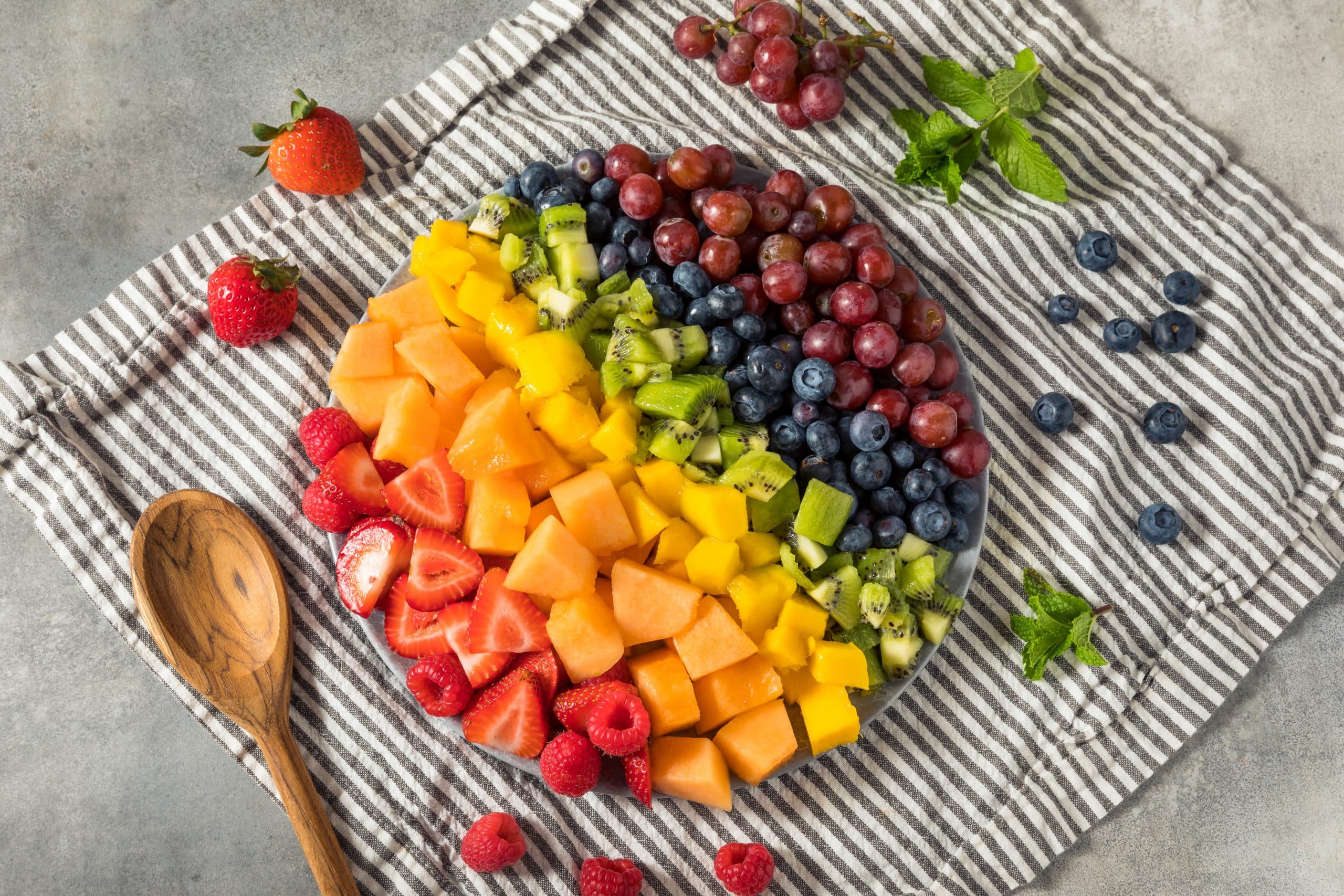 o consumo de um arco-íris de frutas e vegetais pode trazer inúmeros benefícios a saúde.