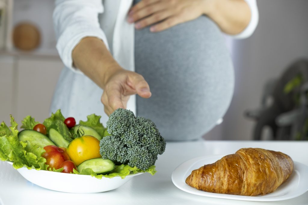 A obesidade durante a gravidez pode ser um fator de risco tanto para a mãe quanto para o bebê.