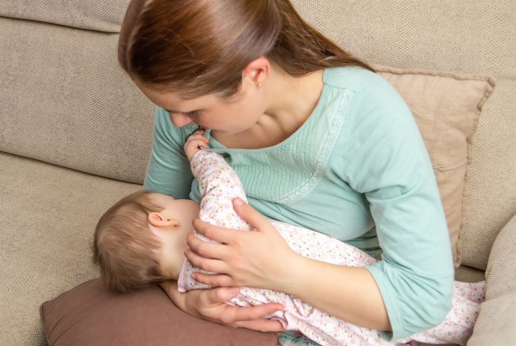 A amamentação é especialmente importante nos primeiros seis meses de vida.