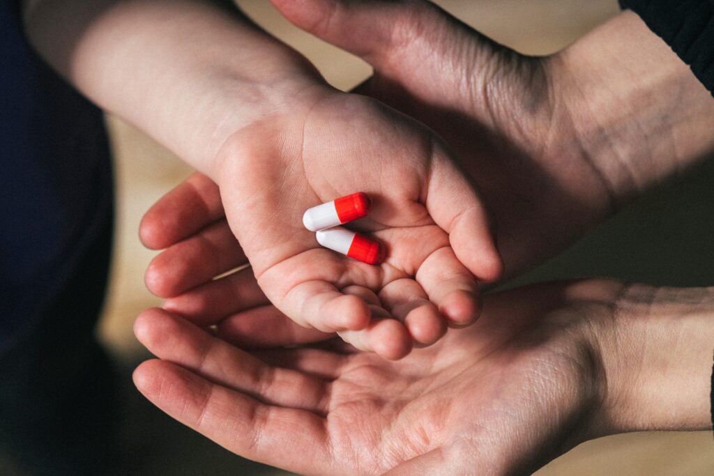 Evidências mostram que o tratamento farmacológico obesidade infantil, especialmente com agonistas do GLP-1, pode oferecer benefícios.