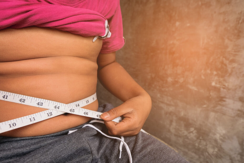 O tratamento da obesidade pediátrica é multidimensional e requer intervenções personalizadas,