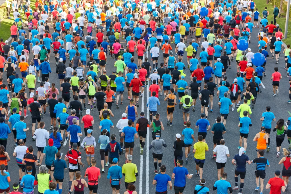 Médico nutrologista avaliando corredor de maratona