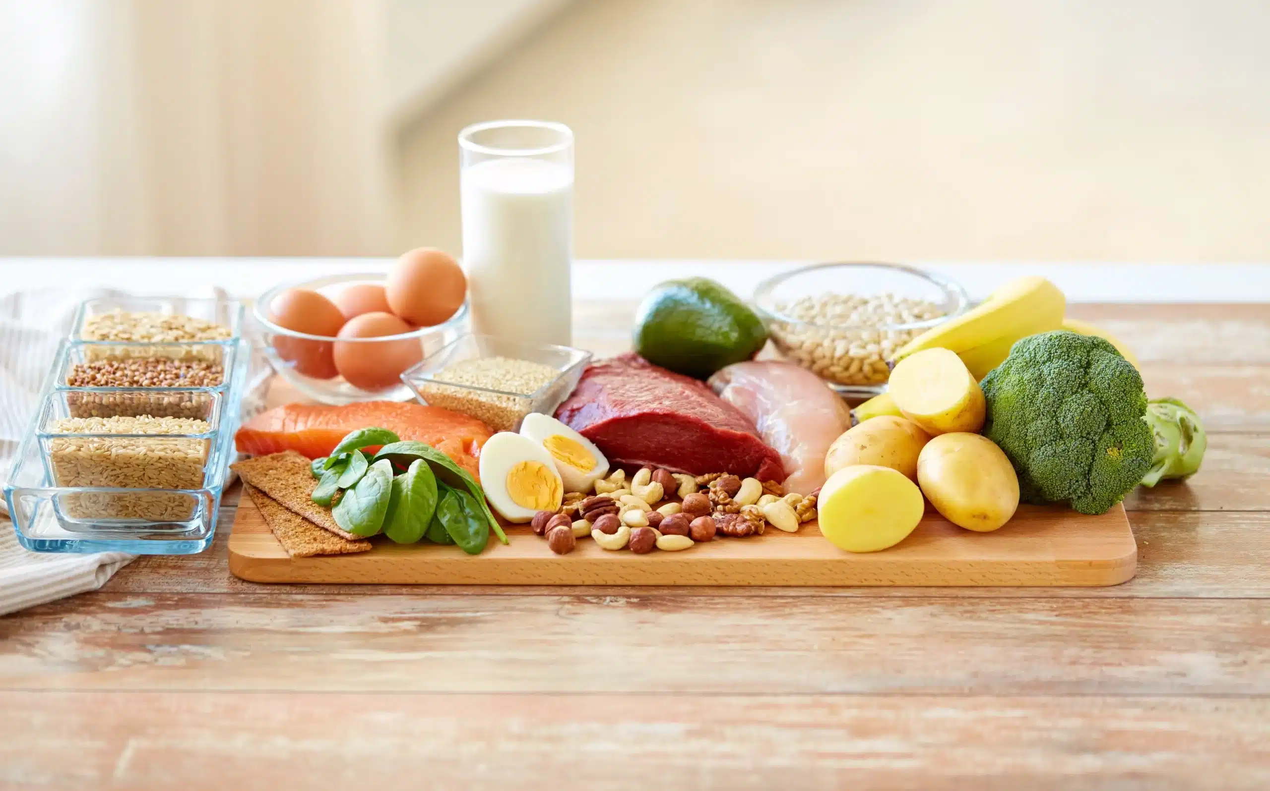 Médico orientando paciente sobre dieta rica em proteínas para emagrecer e preservação de massa muscular.