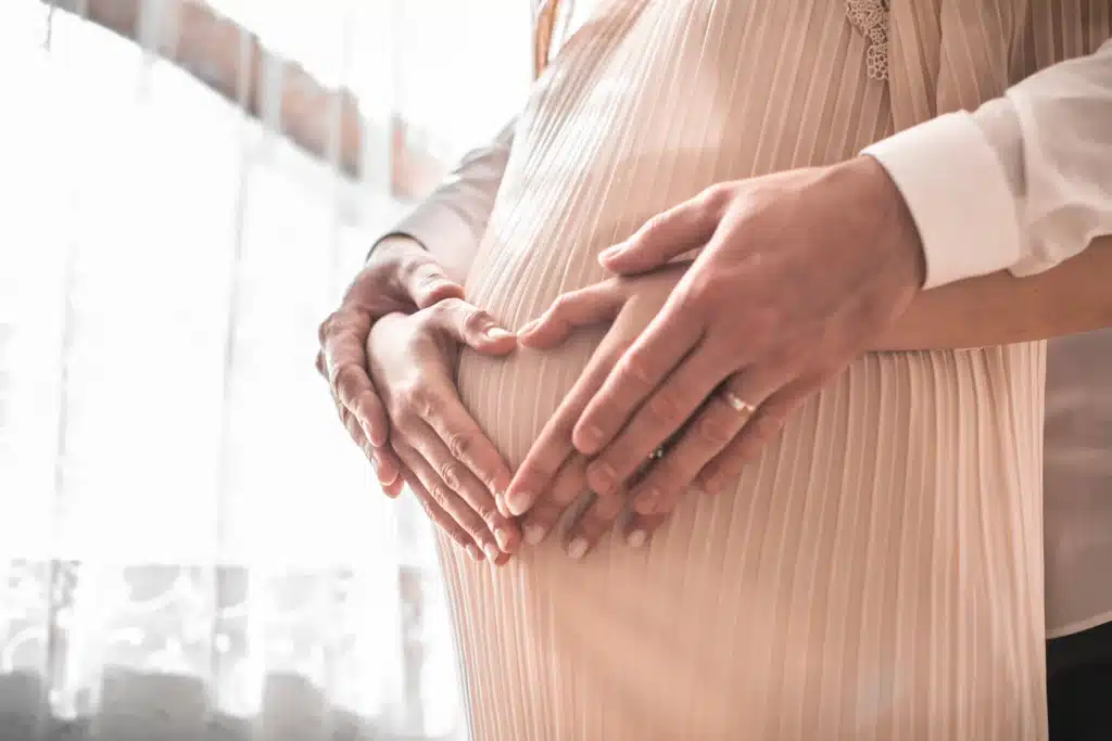 Médica orienta paciente sobre obesidade e gravidez durante consulta de pré-natal e avaliação nutricional.