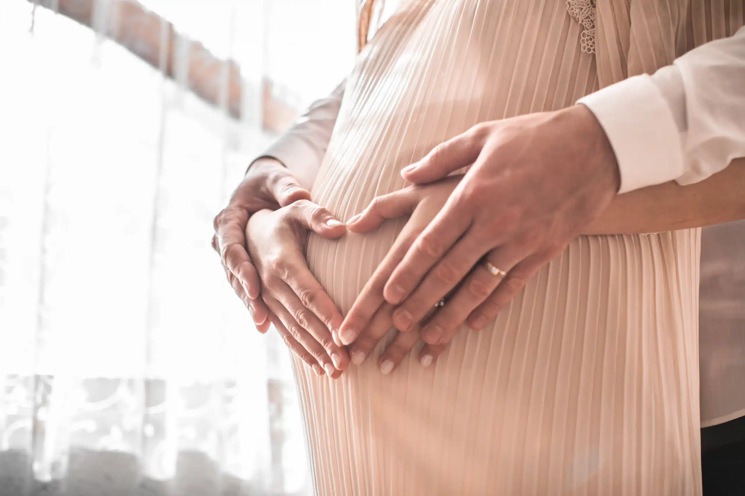 Médica orienta paciente sobre obesidade e gravidez durante consulta de pré-natal e avaliação nutricional.