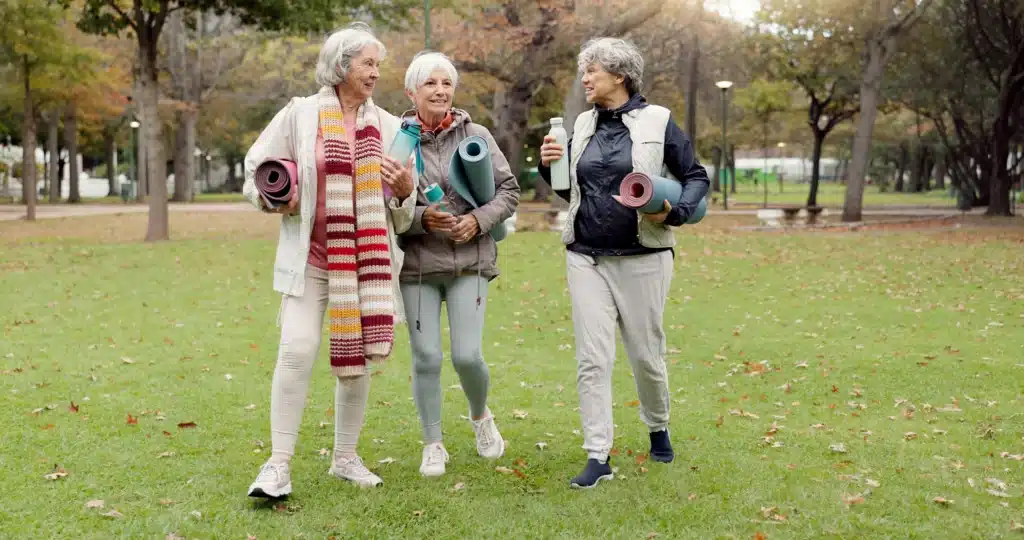 Mulher pós-menopáusica caminhando ao ar livre como estratégia de nutrologia para reduzir inflamação vascular e obesidade