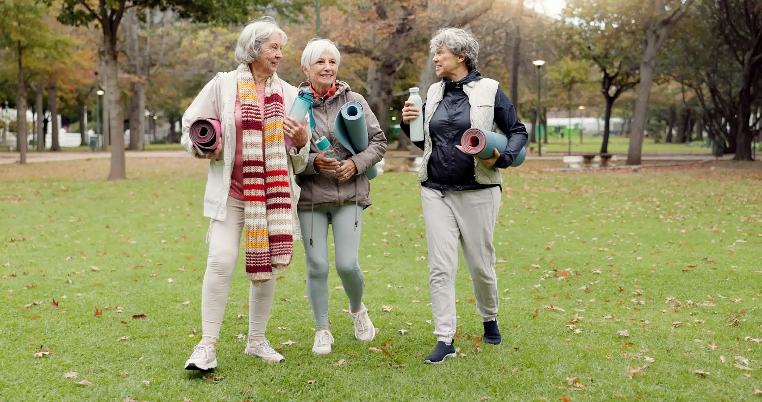 Mulher pós-menopáusica caminhando ao ar livre como estratégia de nutrologia para reduzir inflamação vascular e obesidade