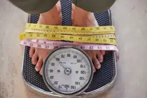 4. ALT da imagem destacada: Regulação do peso corporal na obesidade e mecanismos cerebrais envolvidos na homeostase energética