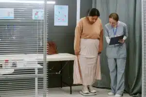 Ilustração médica representando o conceito Obesity First com médico avaliando paciente com obesidade e estratégias modernas de tratamento metabólico.